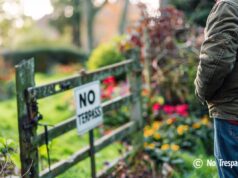 Que faire si mon voisin entre dans mon jardin sans permission ? Solutions légales et pratiques